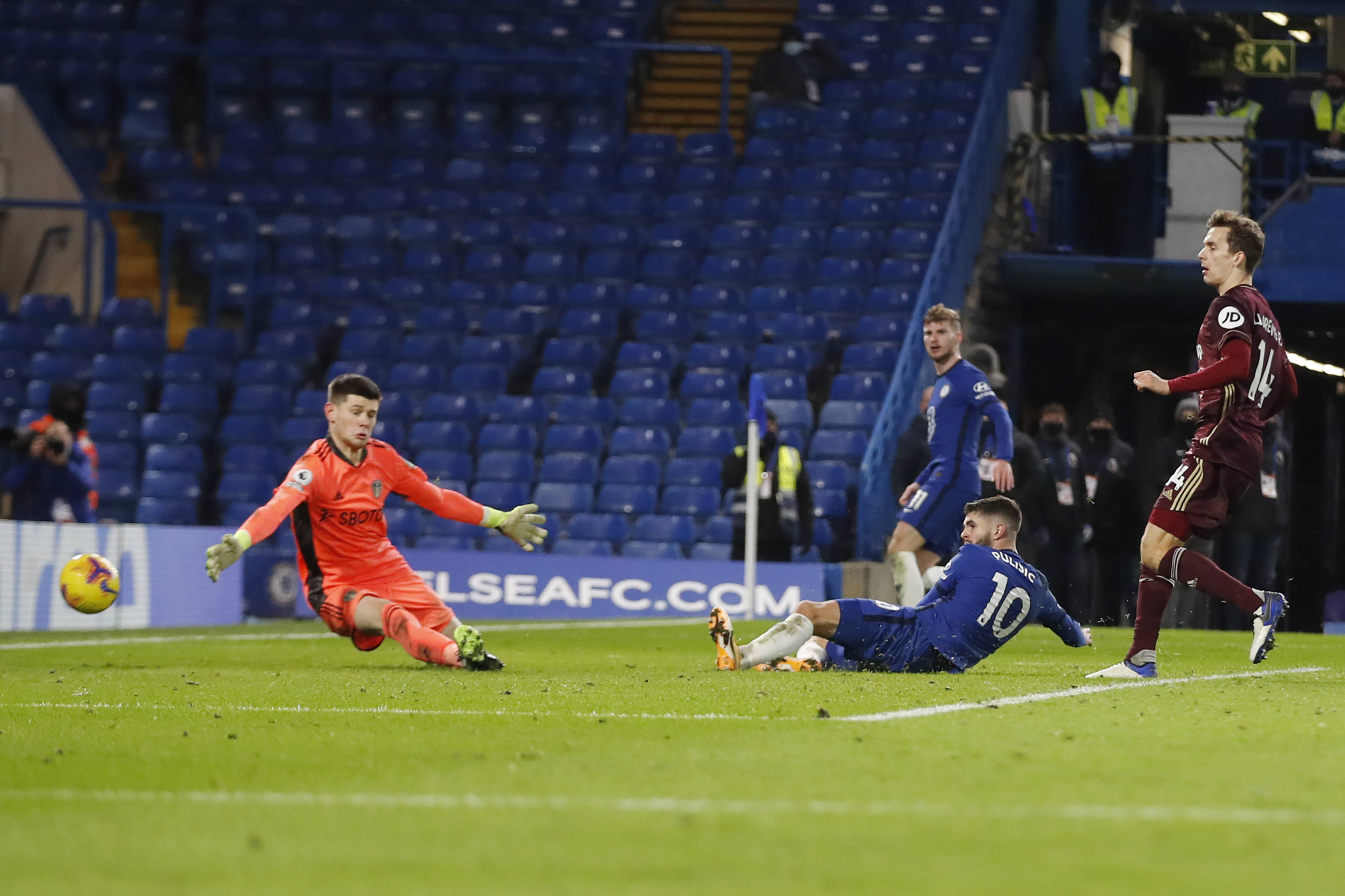 在防守端略 在防守端略